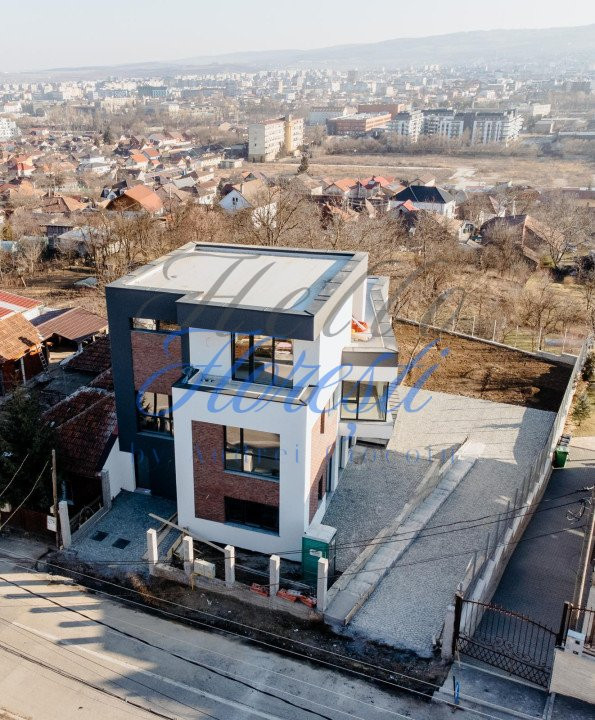 Casa 7 camere, 236 mp, Dambu Rotund