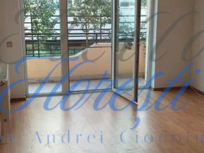Apartament de 2 camere, decomandat, zona Terra