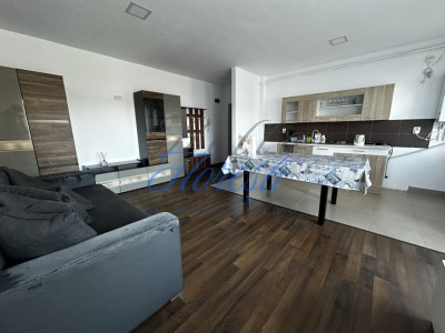 Apartament cu 3 camere, garaj, zona Sesul de Sus