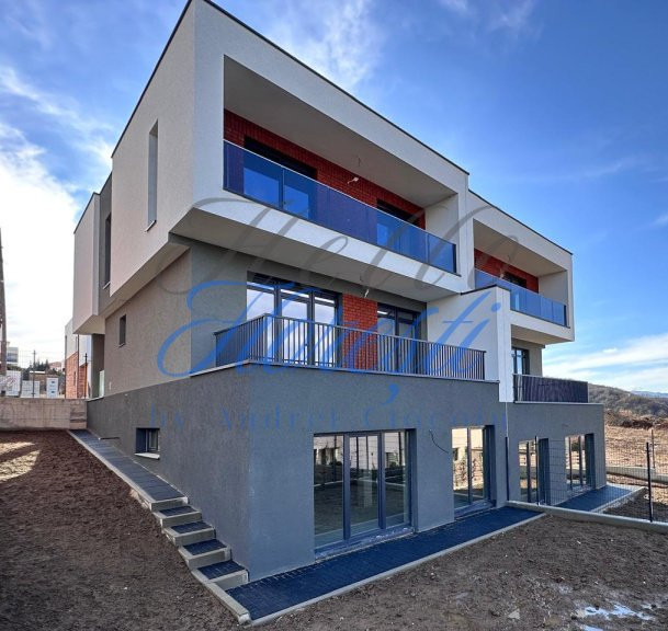 Casa tip duplex 180mp, zona Vivo