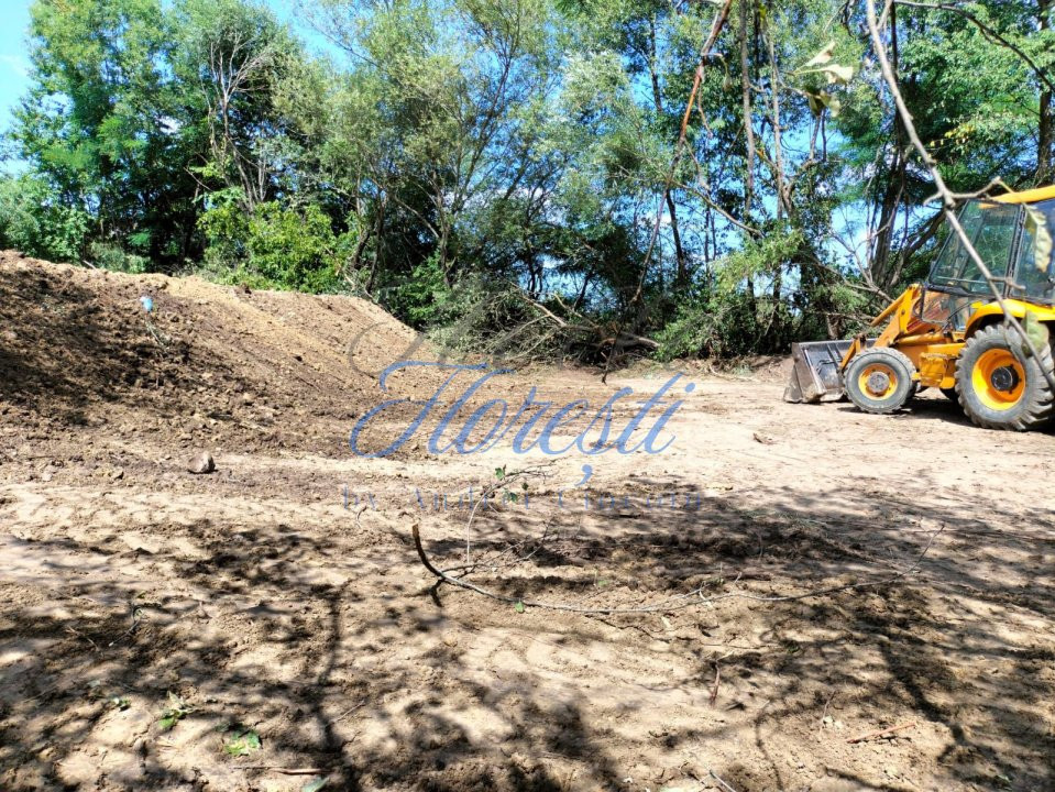 Teren intavilan, 1300 mp, front la strada, utilitati, Iara