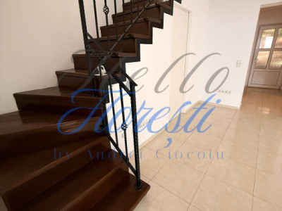 Apartament 3 camere pe două niveluri + pod, balcon, terasă & parcare