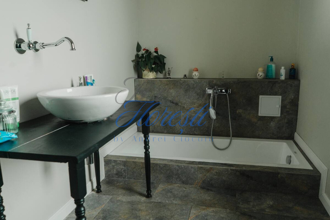 Vila 4 camere zona Damul-Rotund