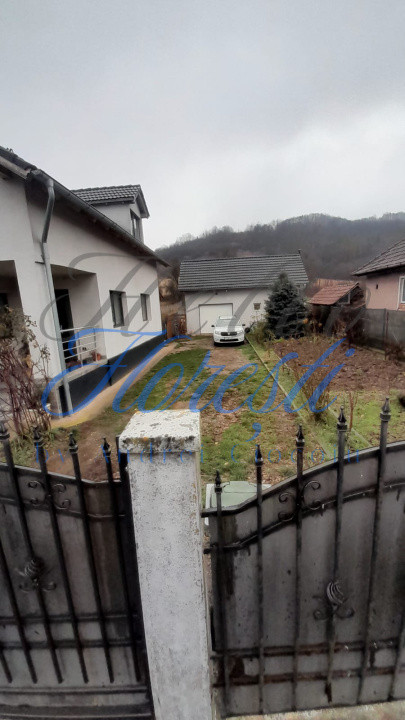 Casa individuala 4 camere 110 mp, garaj 12 mp,2100 mp teren zona Zimbor