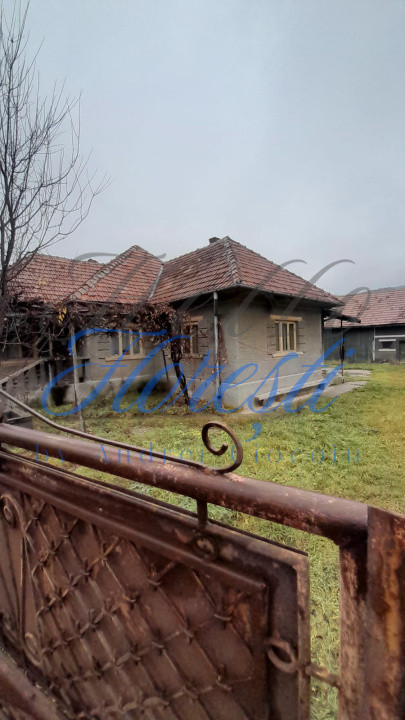 Casa individuala 3 camere 60 mp,2000 mp teren zona zimbor