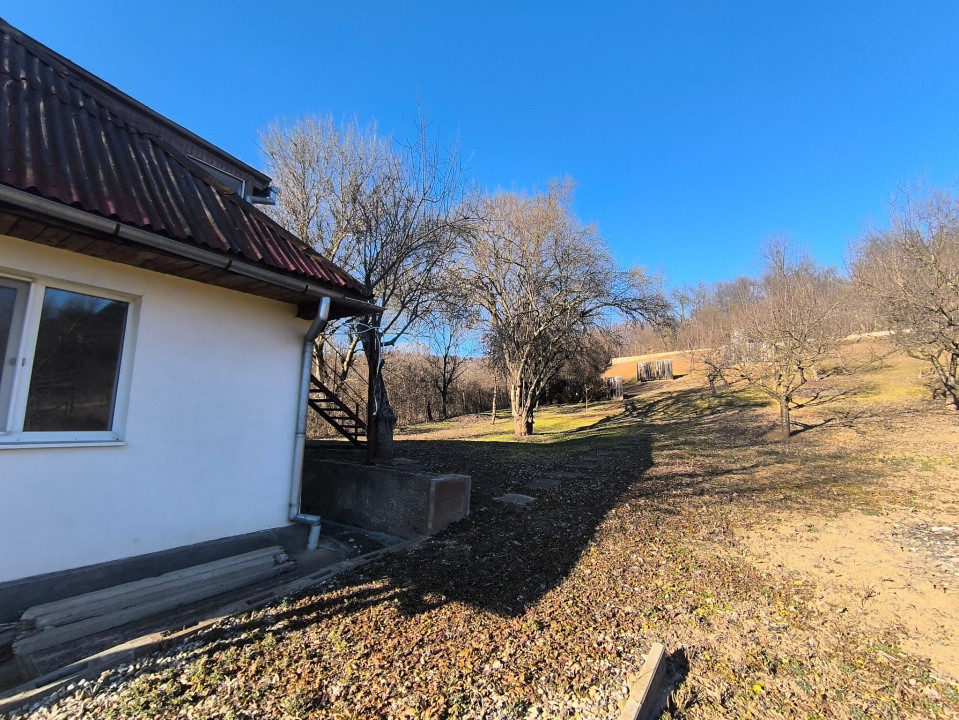 Casa individuala 2 camere 60mp,1228 mp teren zona Zimbor