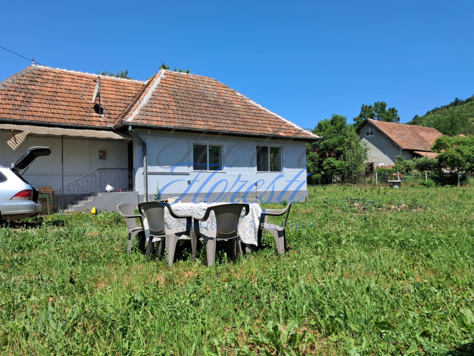Casa 97 mp , 2200 mp teren, anexe com. Zimbor