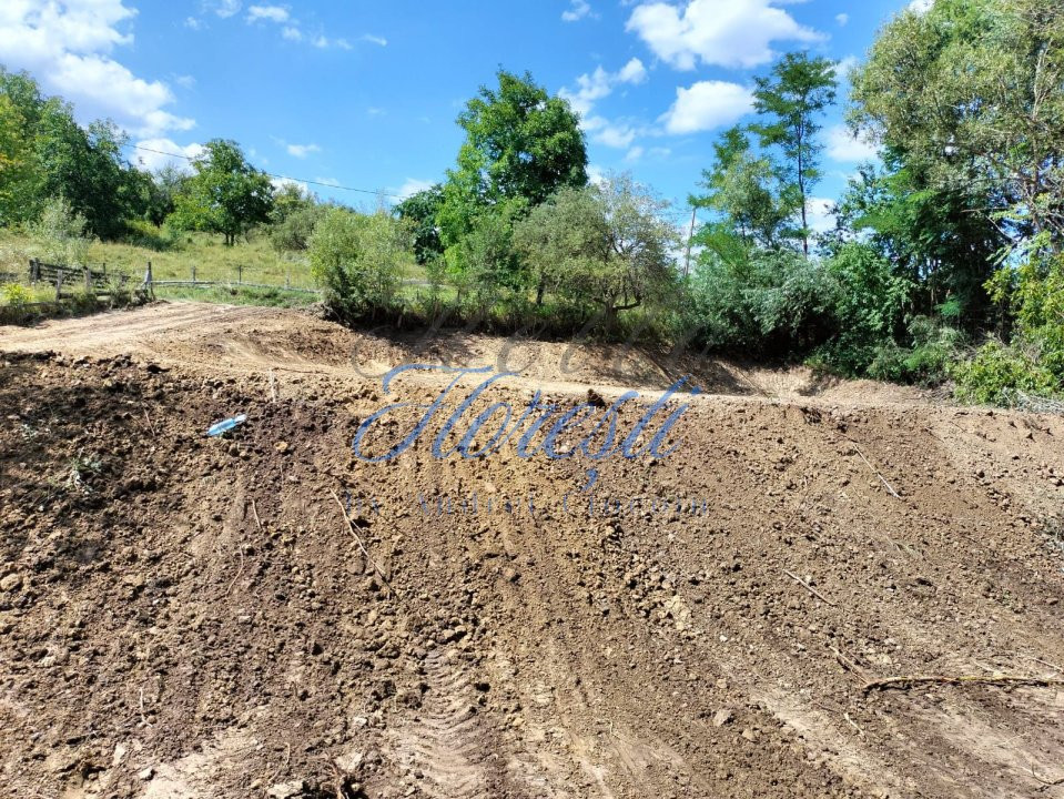 Teren intravilan, 1300 mp, front la strada, utilitati, Iara