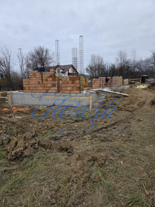 Casa individuala 5 camere 180 mp,820 mp teren zona centrala Salicea