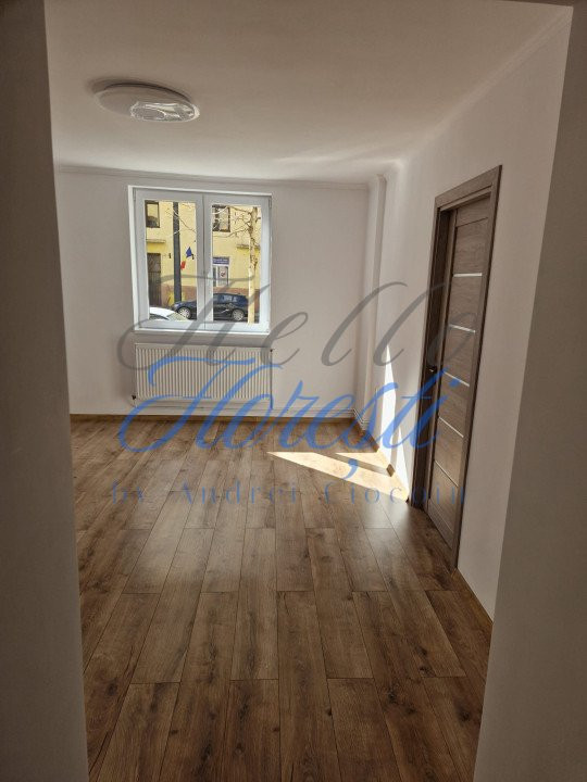 Apartament de 3 camere, semidecomandat, in zona Centru