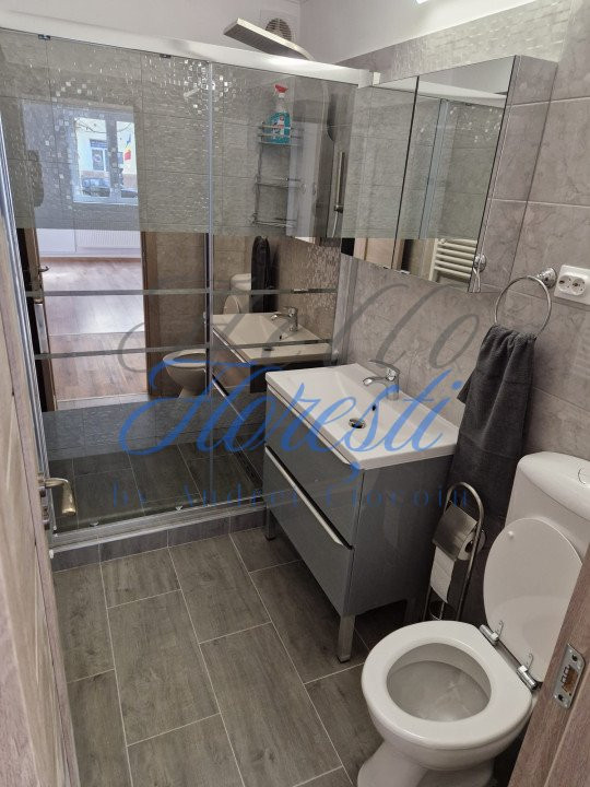 Apartament de 3 camere, semidecomandat, in zona Centru