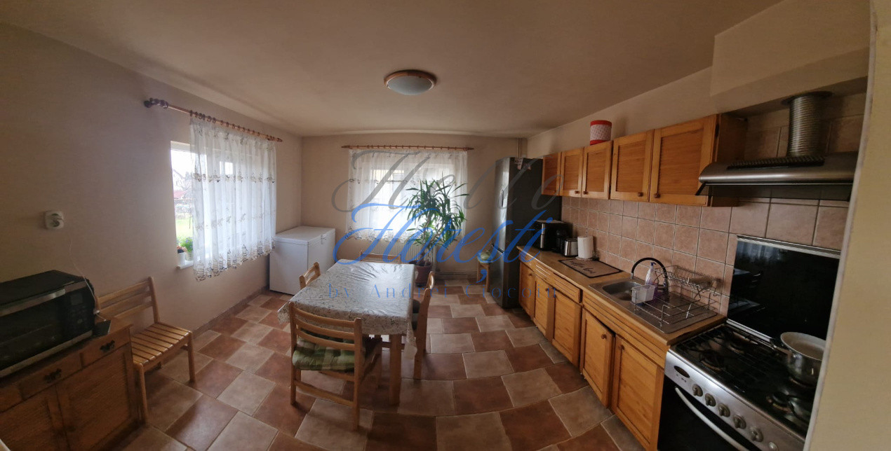 Casa cu 5 camere, in zona Dambul Rotund