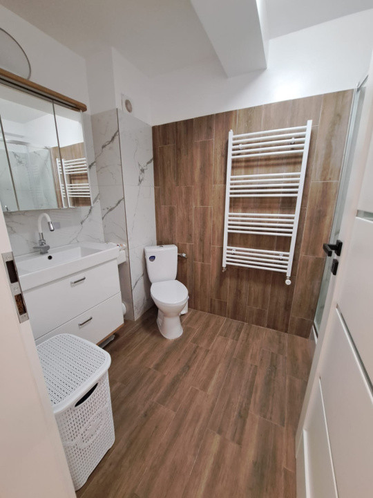 Apartament de vanzare , semidecomandat  65,5mp ,3 camere Floresti zona VIVO