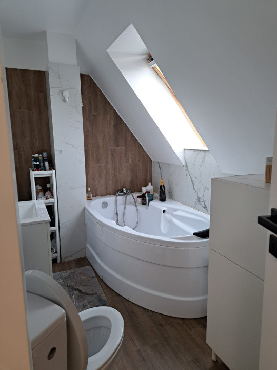 Apartament de vanzare , semidecomandat  65,5mp ,3 camere Floresti zona VIVO