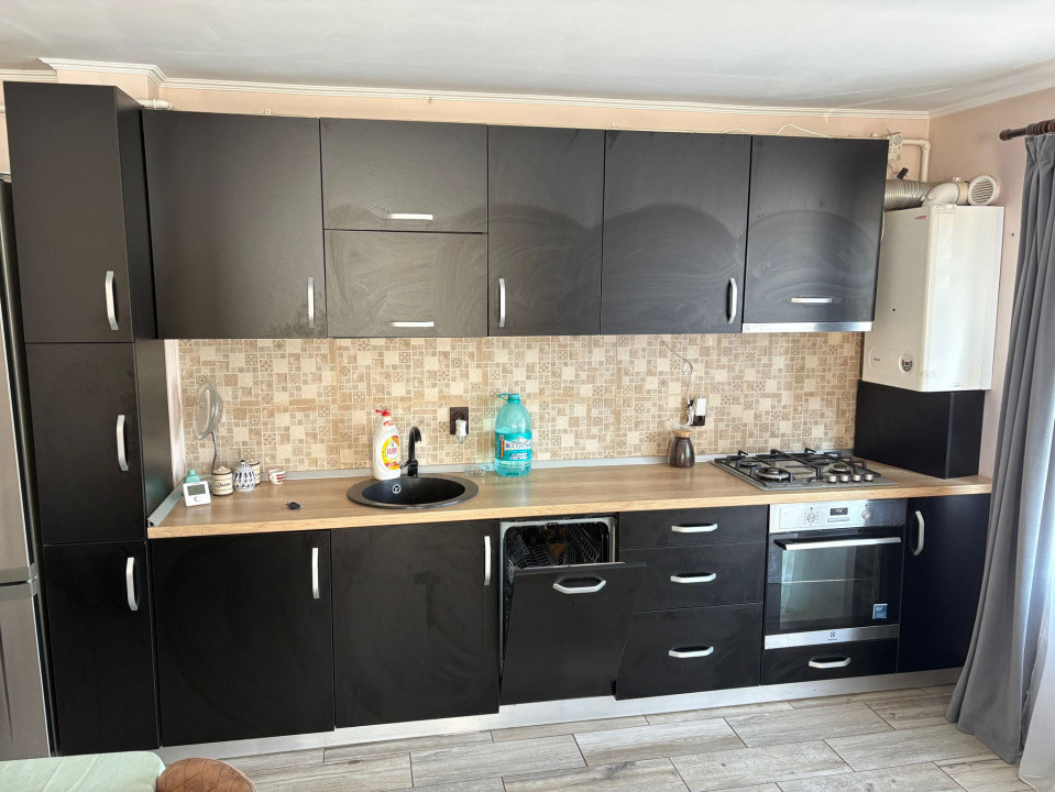 Apartament de ÎNCHIRIAT cu 3 camere și 2 PARCĂRI