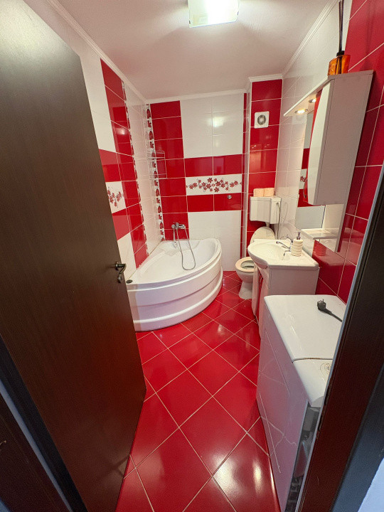 Apartament de ÎNCHIRIAT cu 3 camere și 2 PARCĂRI