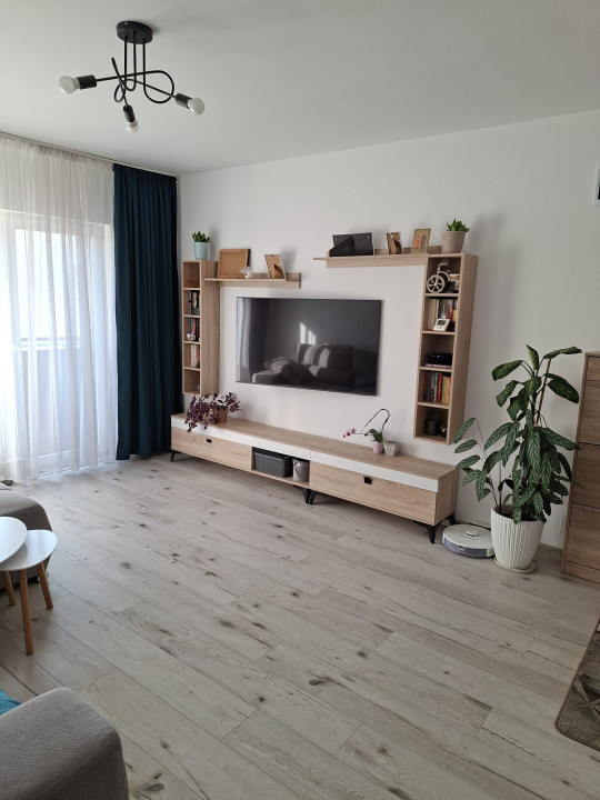 Vand apartament 2 camere 53mp + balcoan 4mp,zona Eroilor