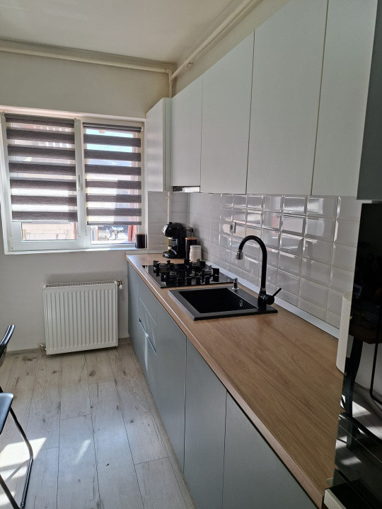 Vand apartament 2 camere 53mp + balcoan 4mp,zona Eroilor