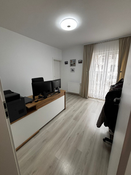 Vand apartament 3 camere 75mp,balcon 4mp,zona Eroilor