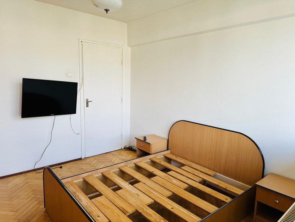 Apartament de vanzare semidecomandat ,3 camere 60 mp , zona Grigorescu 