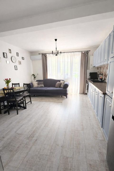 Vand apartament 3 camere +terasa 8mp zona Teilor