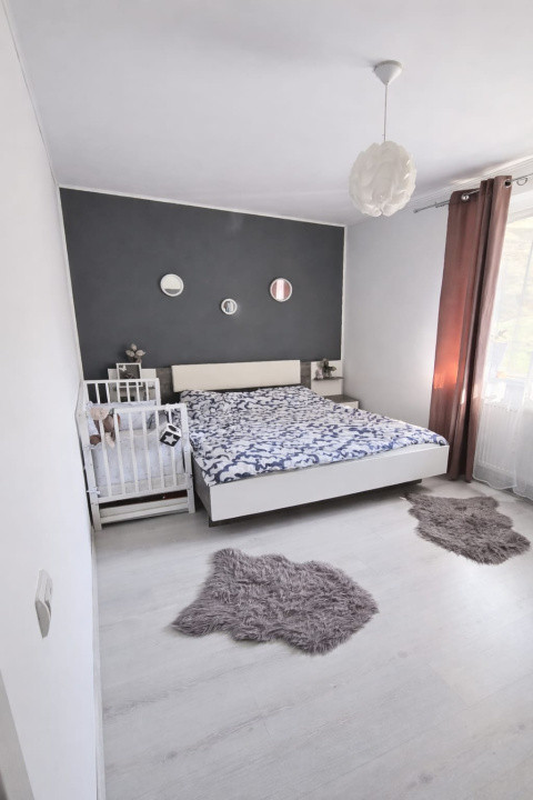 Vand apartament 3 camere +terasa 8mp zona Teilor