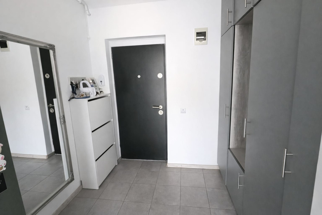 Vand apartament 3 camere +terasa 8mp zona Teilor