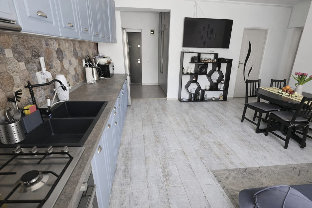 Vand apartament 3 camere +terasa 8mp zona Teilor