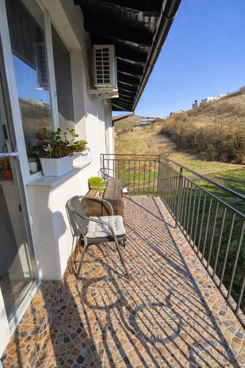 Vand apartament 3 camere +terasa 8mp zona Teilor