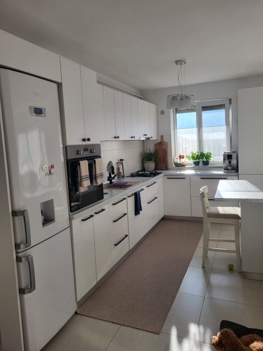 Apartament de vanzare semidecomandat ,3 camere 60mp , zona Florilor Floresti