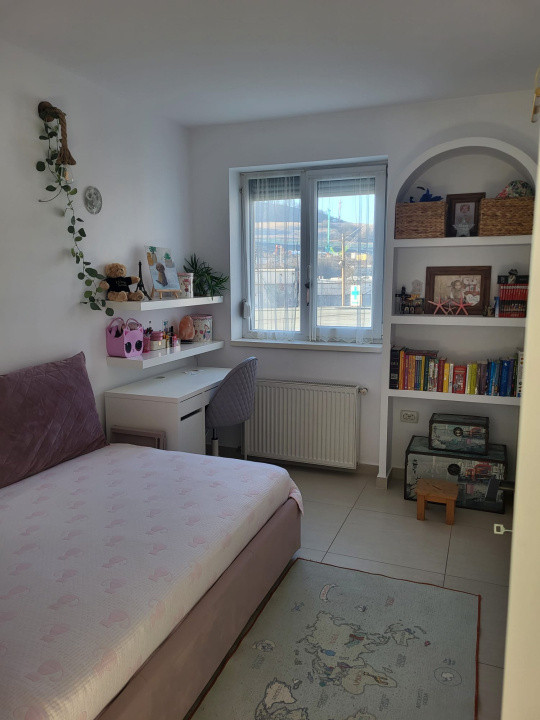 Apartament de vanzare semidecomandat ,3 camere 60mp , zona Florilor Floresti