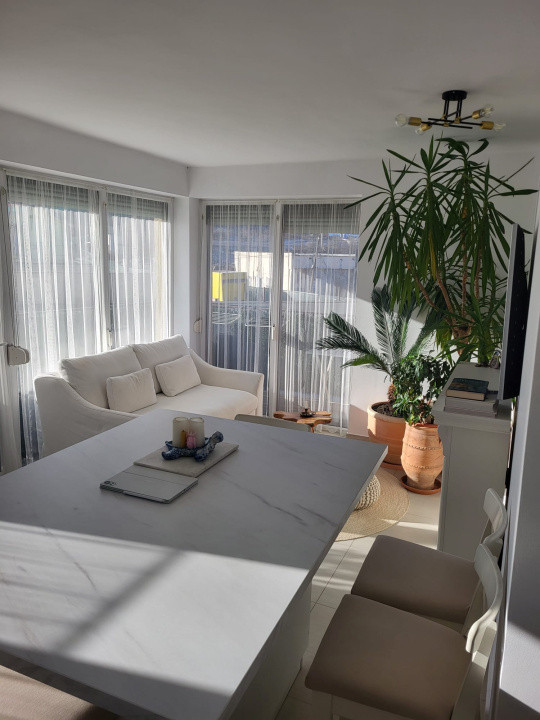 Apartament de vanzare semidecomandat ,3 camere 60mp , zona Florilor Floresti