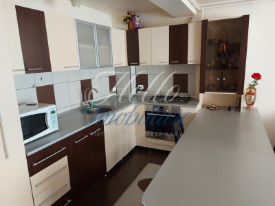 Apartament de vanzare semidecomandat ,3 camere 61 mp , zona TEILOR 