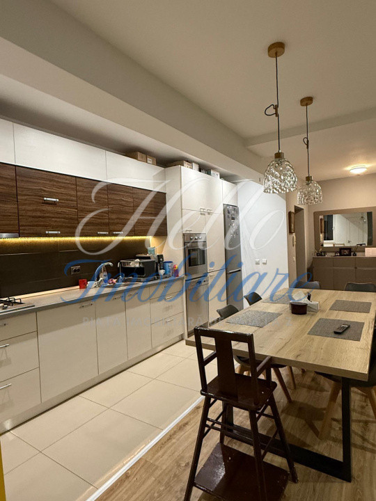 Apartament de vanzare semidecomandat ,3 camere 80 mp , zona Eroilor floresti 