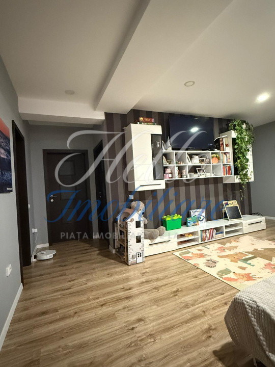Apartament de vanzare semidecomandat ,3 camere 80 mp , zona Eroilor floresti 