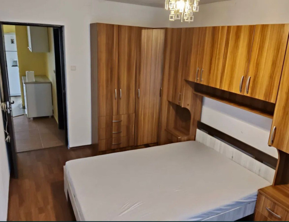 Apartament de vanzare , semidecomandat 42 mp ,2 camere + garaj. zona Stejarului