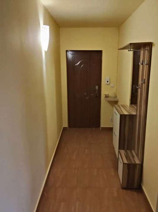 Apartament de vanzare , semidecomandat 42 mp ,2 camere + garaj. zona Stejarului
