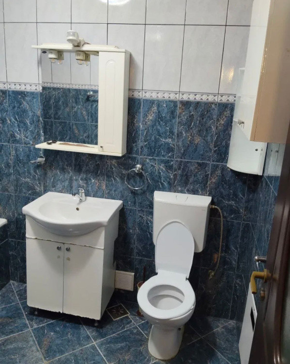 Apartament de vanzare , semidecomandat 42 mp ,2 camere + garaj. zona Stejarului