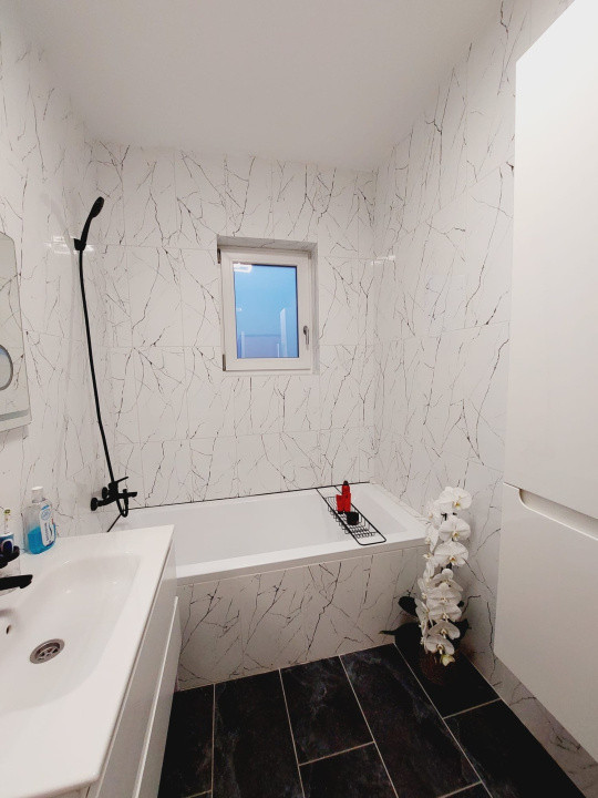 Apartament de vanzare , semidecomandat 77mp+68mp terasa , zona Teilor 
