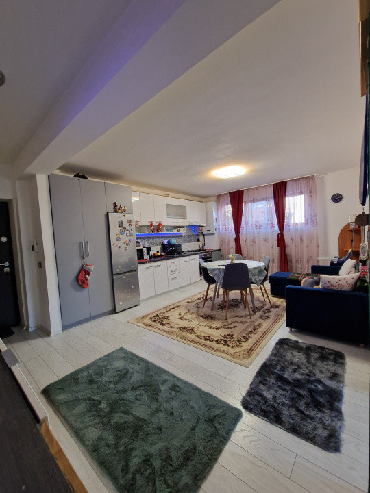 Apartament de vanzare , semidecomandat 58 mp ,3 camere Floresti zona Stejarului 