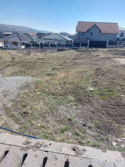 Teren intravilan, 500 mp,cu front la 2 strazi de 16.2 m fiecare  in Chinteni