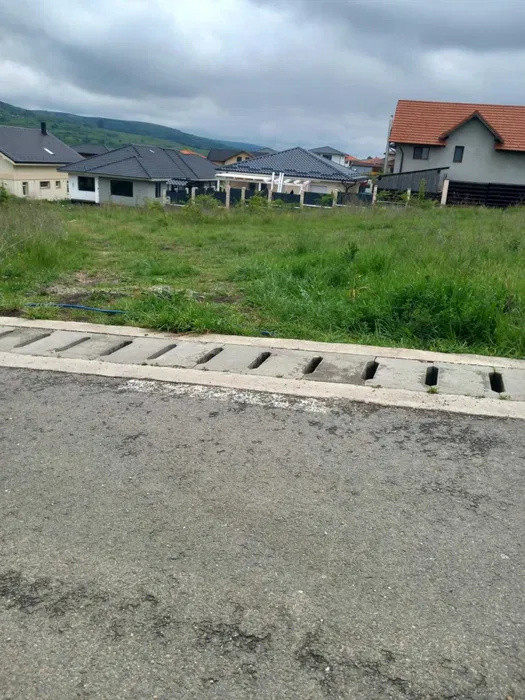 Teren intravilan, 500 mp,cu front la 2 strazi de 16.2 m fiecare  in Chinteni