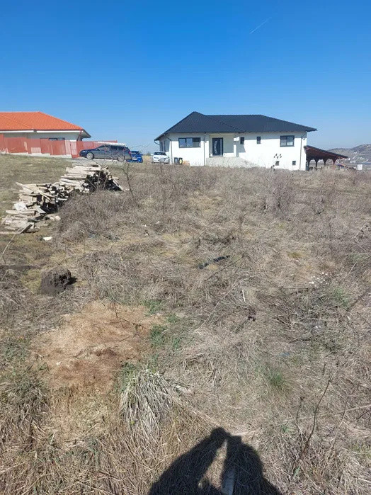 Teren intravilan, 500 mp,cu front la 2 strazi de 16.2 m fiecare  in Chinteni