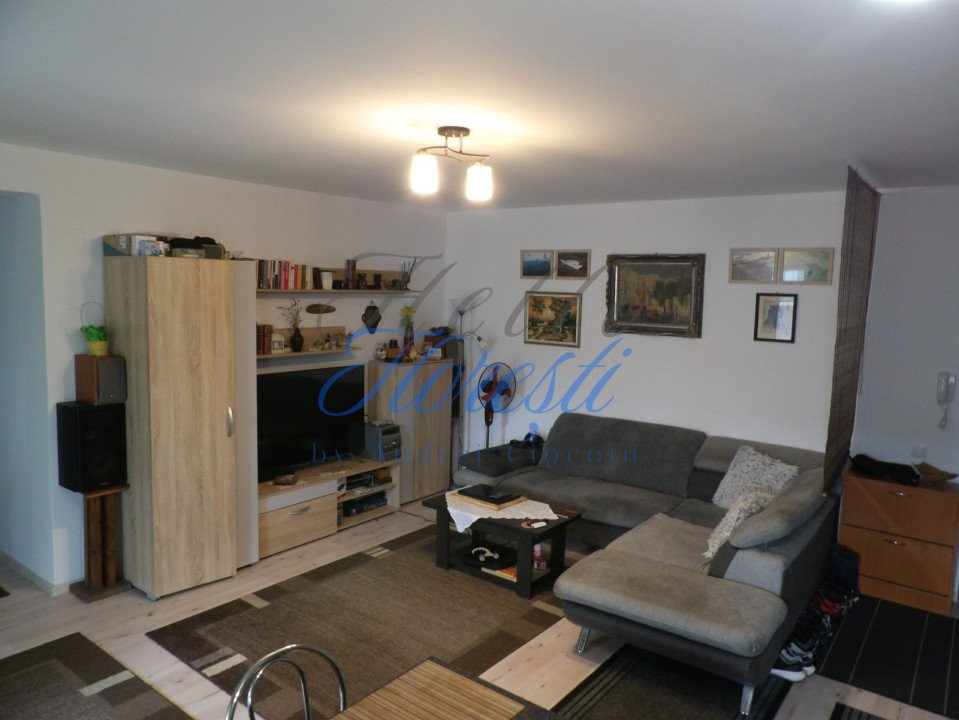 Apartament de 3 camere, semidecomandat, in zona Sesul de Sus